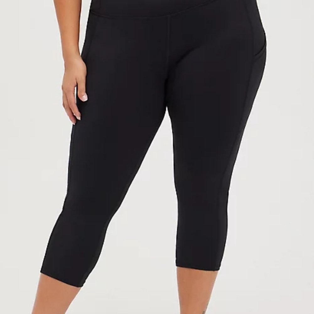 BLACK CAPRI ACTIVE LIGHTWEIGHT LEGGING WITH POCKETS